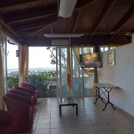 Panzió Spacious Double Beside The Sea
