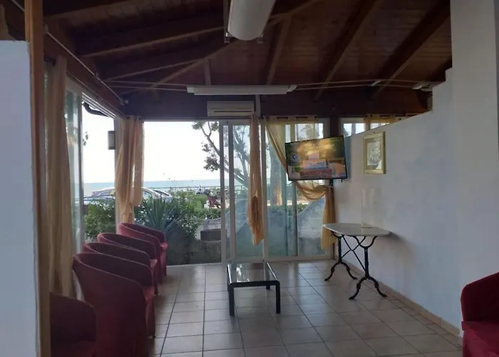 Panzió Spacious Double Beside The Sea Pineto