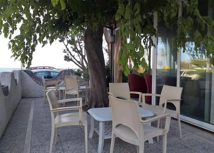 Spacious Double Beside The Sea Pineto